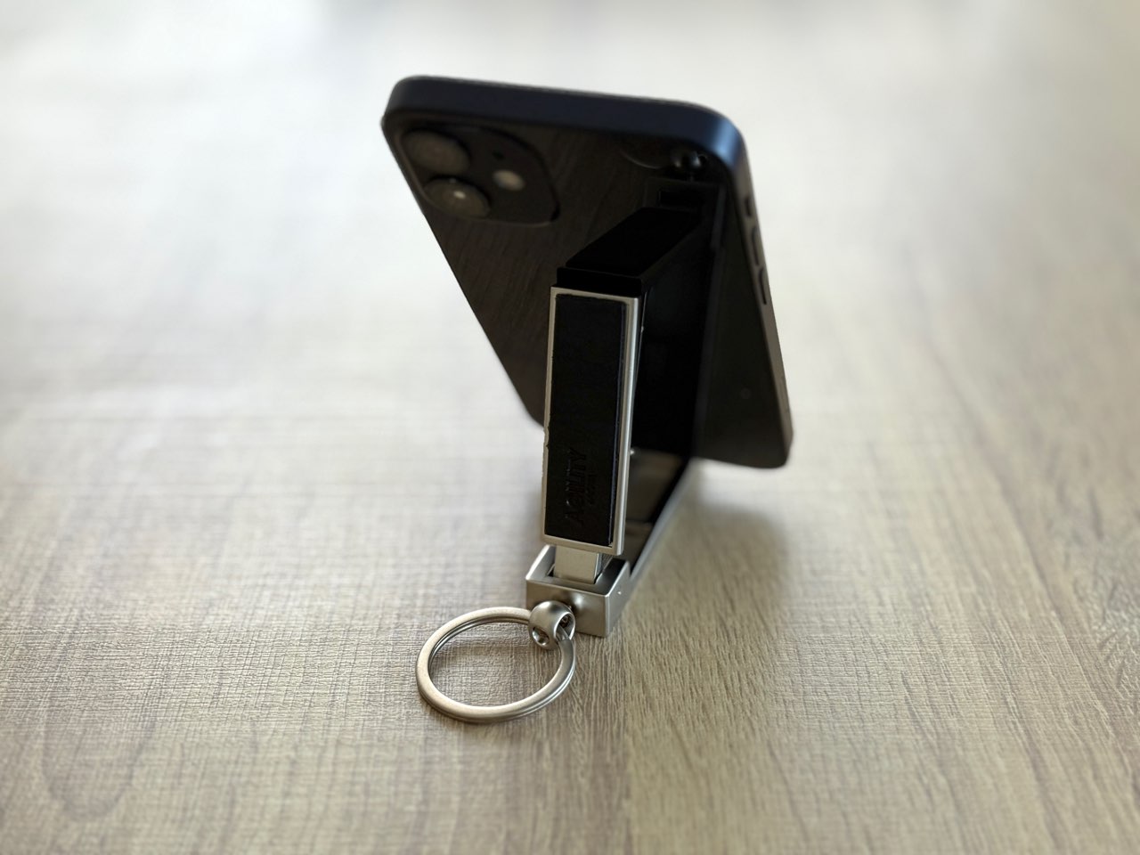 スマホスタンドとして活躍中の2wayバッグホルダー