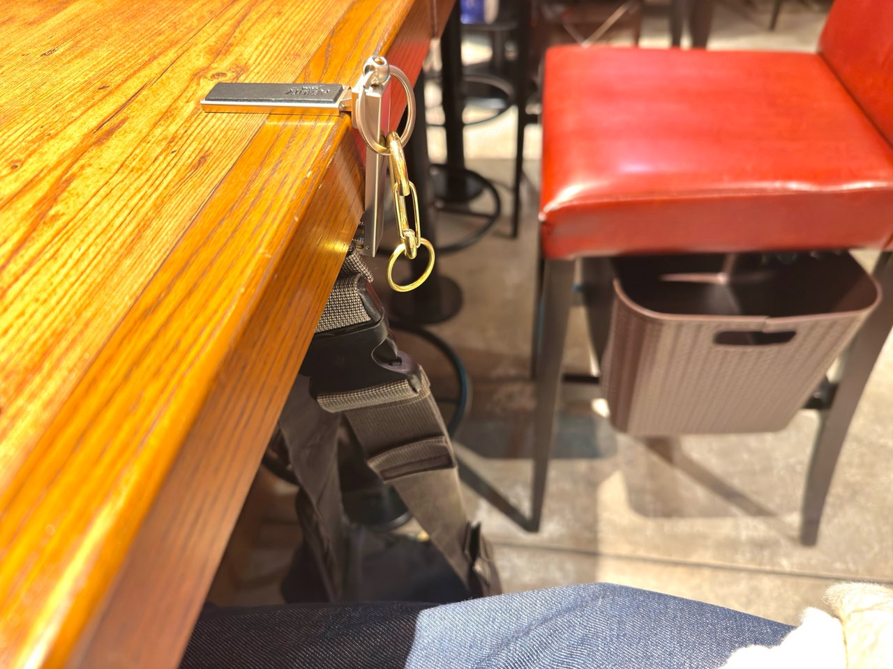 外出先でバッグホルダーを使っている様子