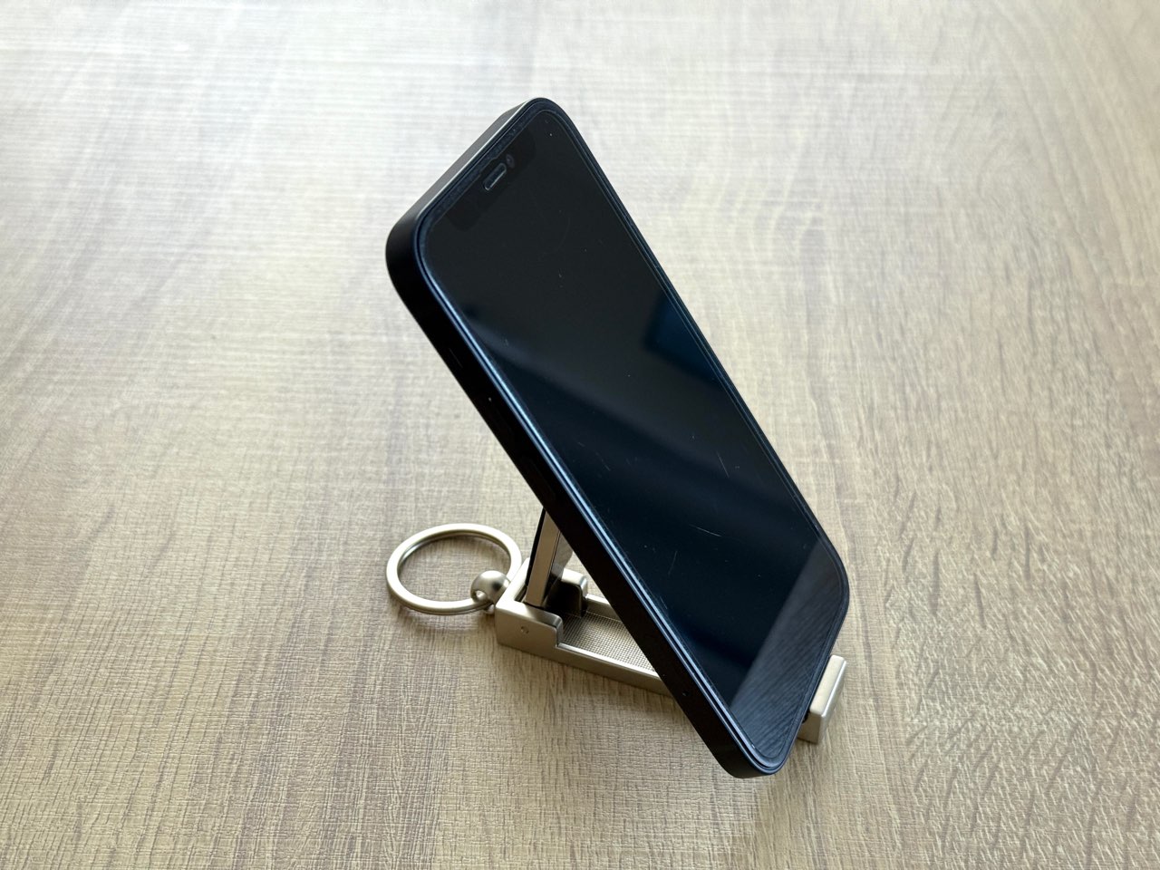 スマホスタンド化した2wayバッグホルダー