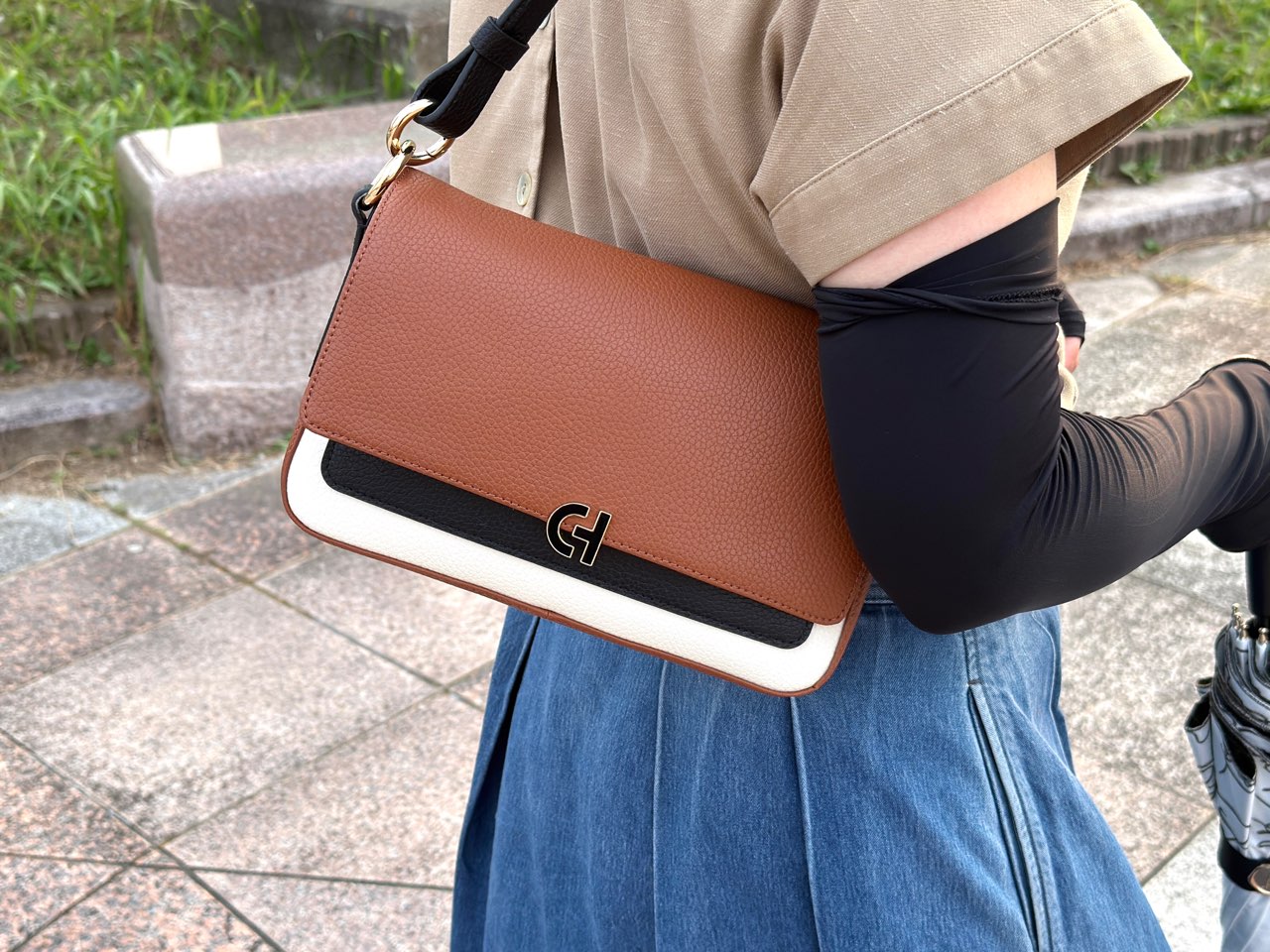 ちょっとそこまでの用途に使いやすい！コールハーンのミニバッグ
