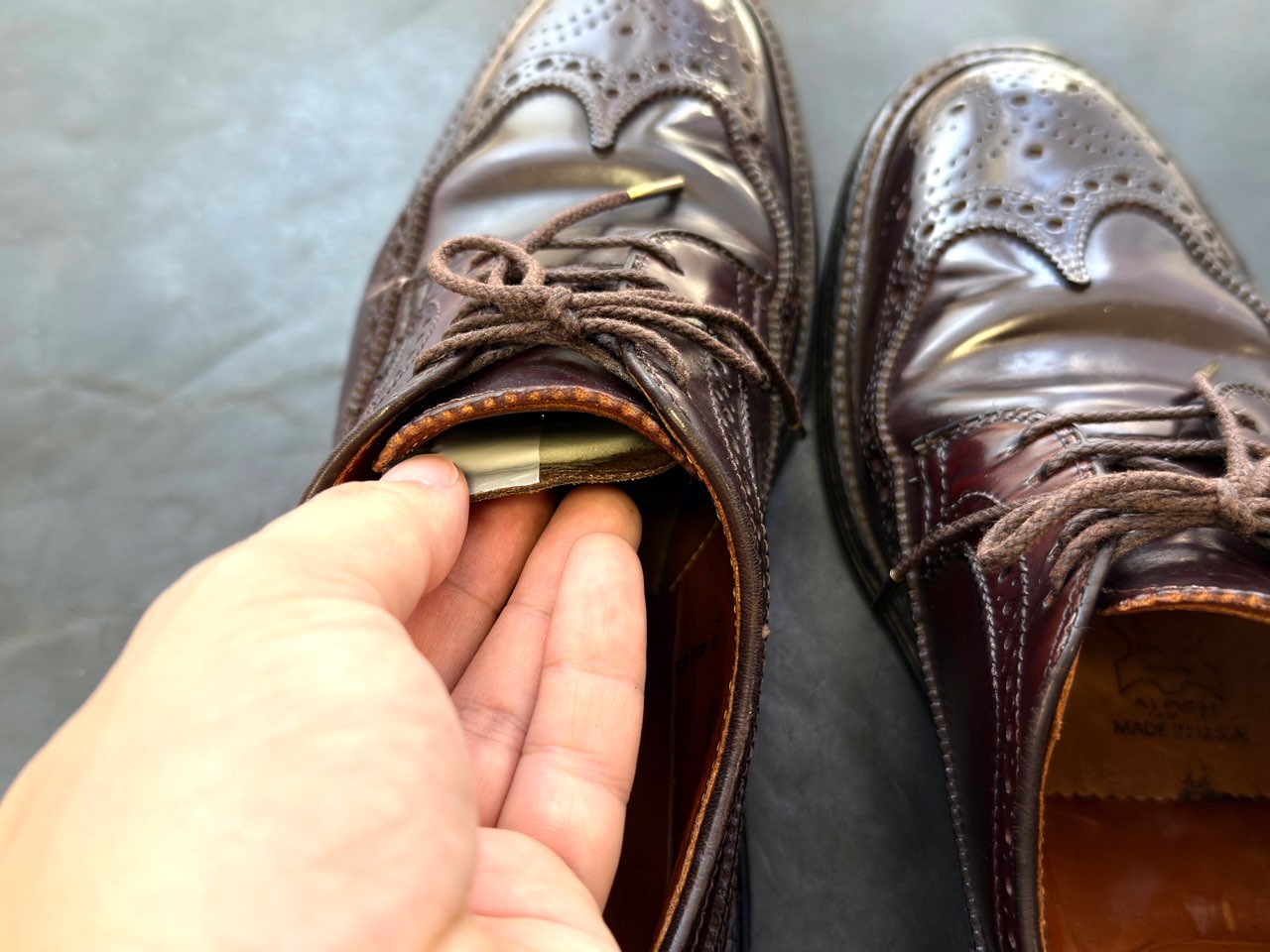 タン裏に貼り付け中のスープラ