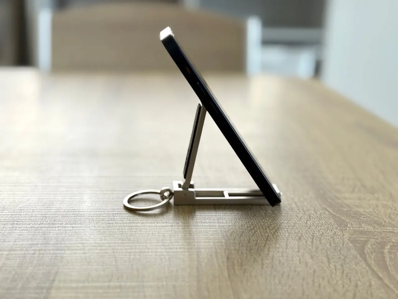 スマホを立てかけているバッグホルダー