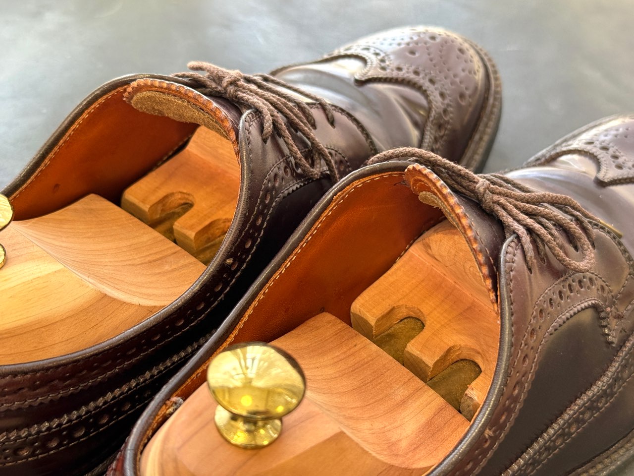 シューツリーを入れてスープラの接着力を高めている革靴