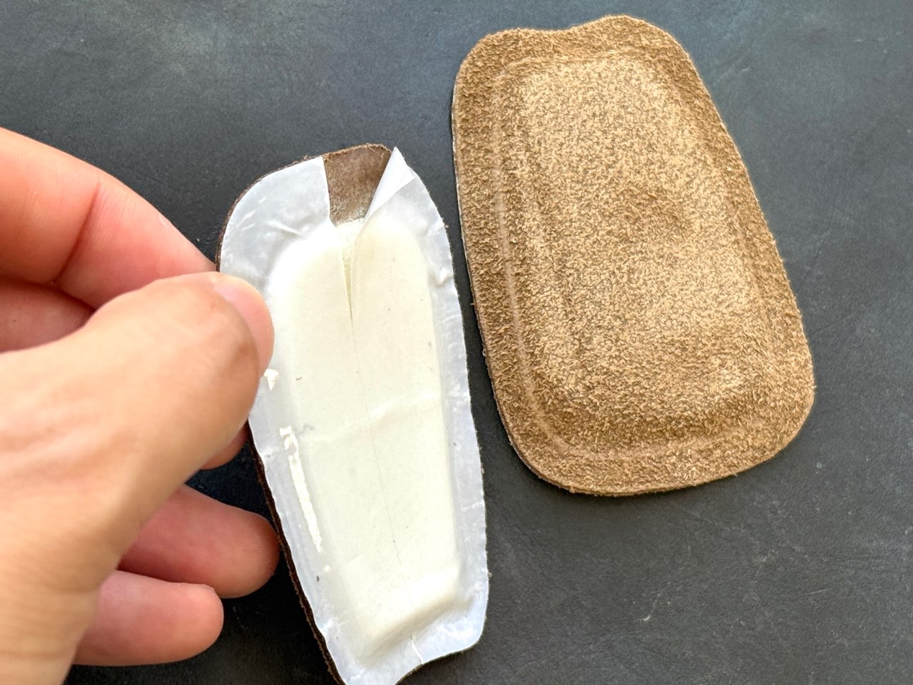 剝離紙が貼られたスープラ