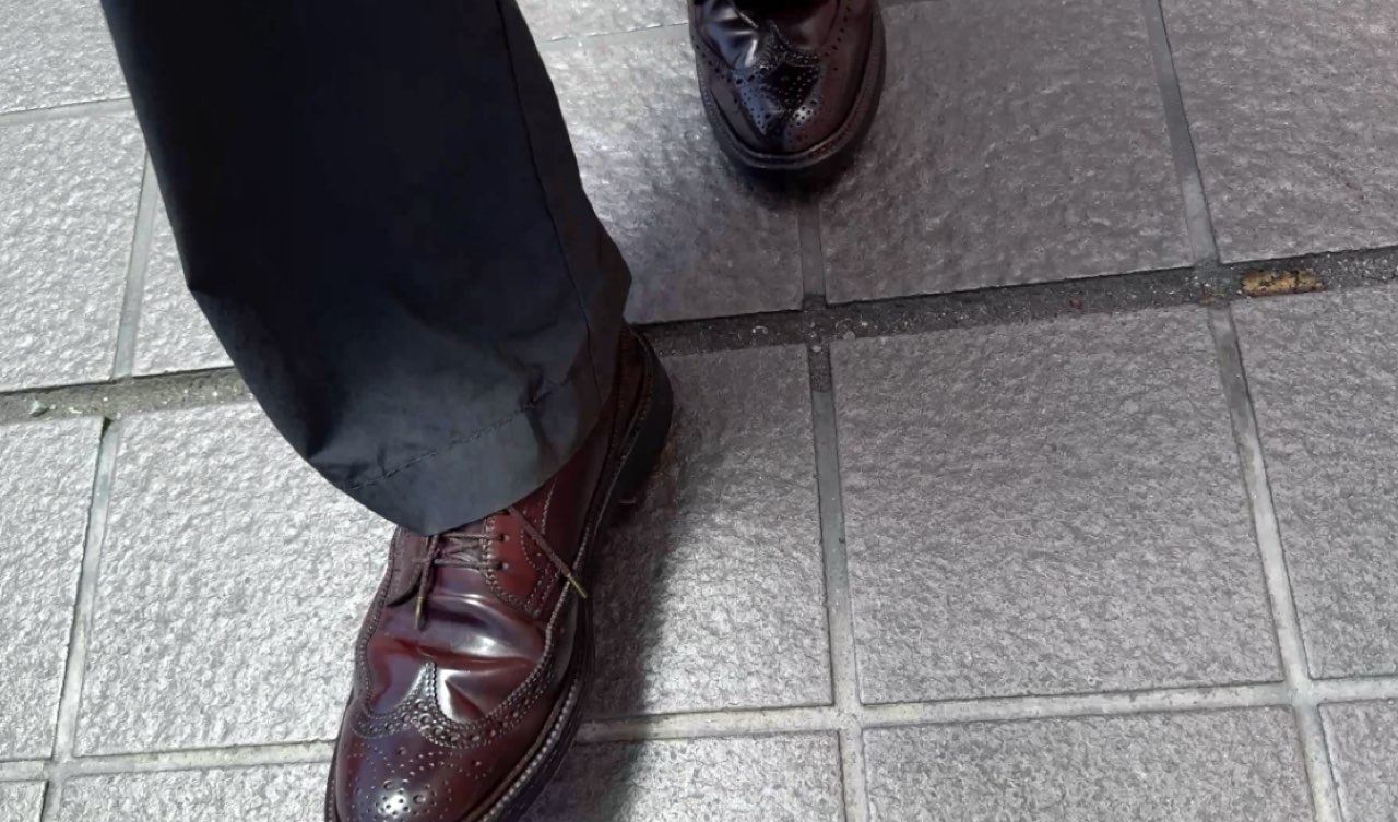 音鳴りしているオールデンの革靴