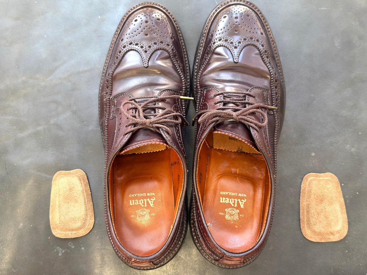 オールデンの革靴とスープラ