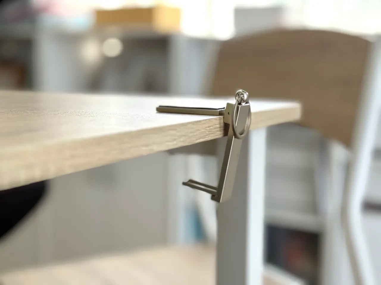 机にかけたバッグホルダー