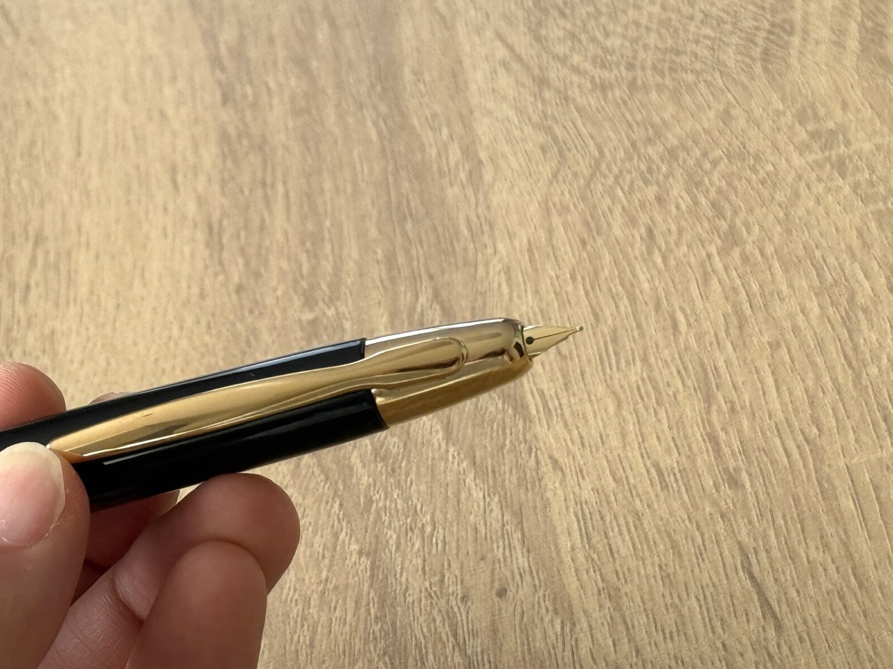 ペン先を出したキャップレス
