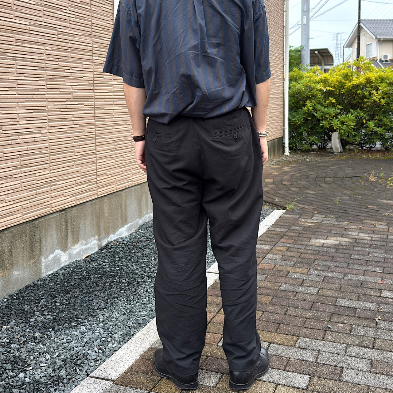 着用したリネンブレンドイージーパンツ（背面）