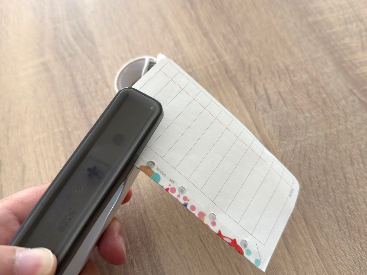 穴あけパンチでマスキングテープに穴をあける作業