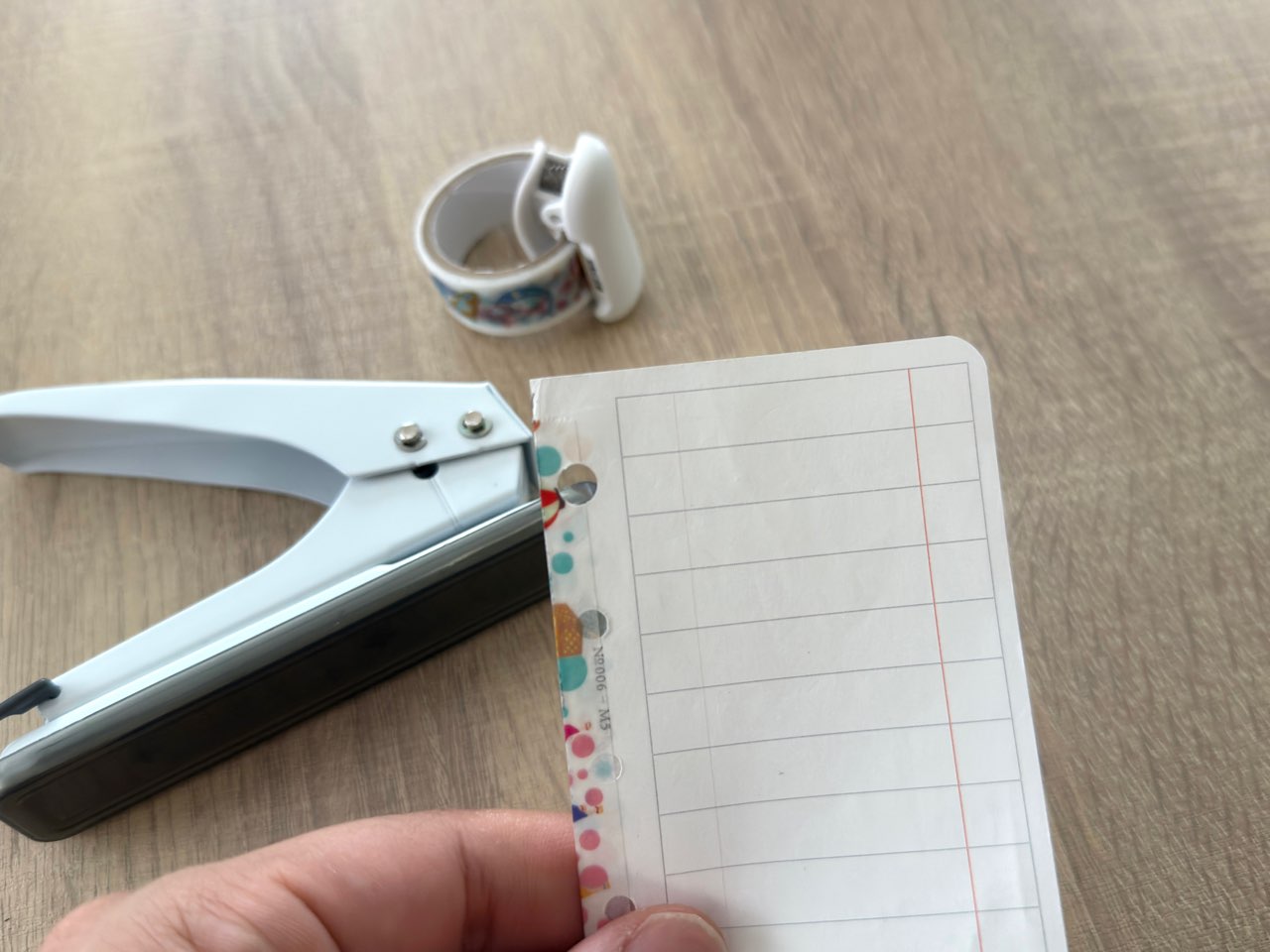 穴あけパンチで穴を空けた後のマスキングテープ