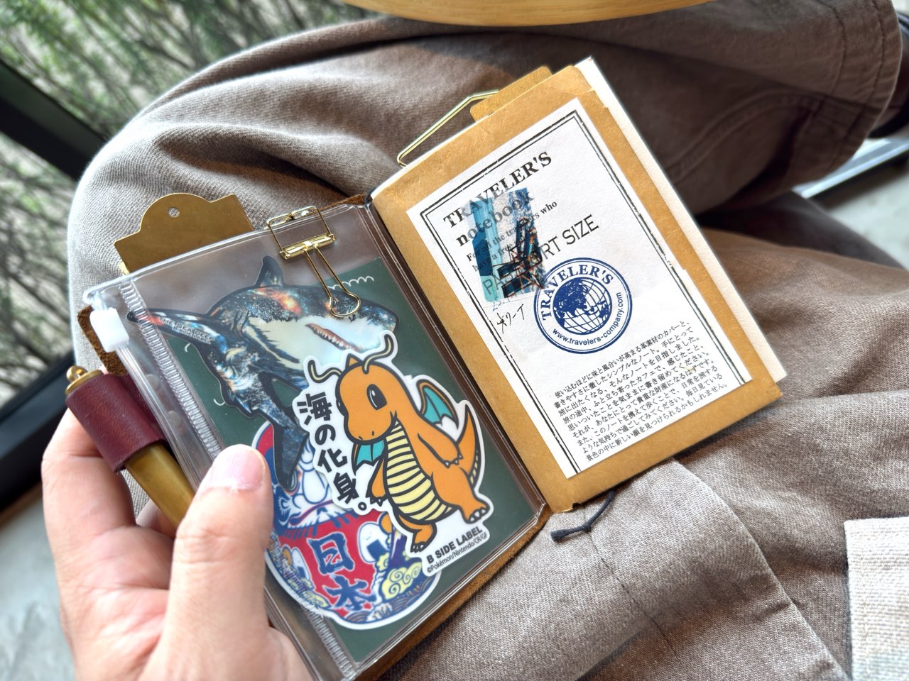 トラベラーズノートのファスナーケースに入ったステッカー
