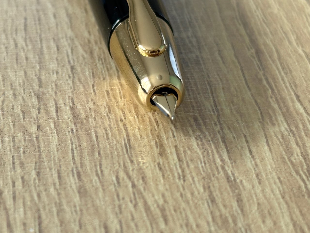 キャップレスの18Kニブ