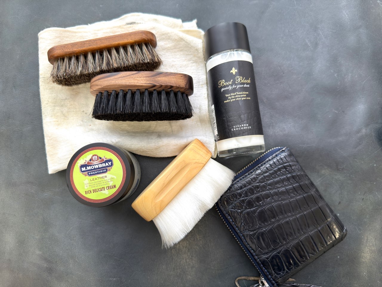 クロコダイルレザー財布とケア用品