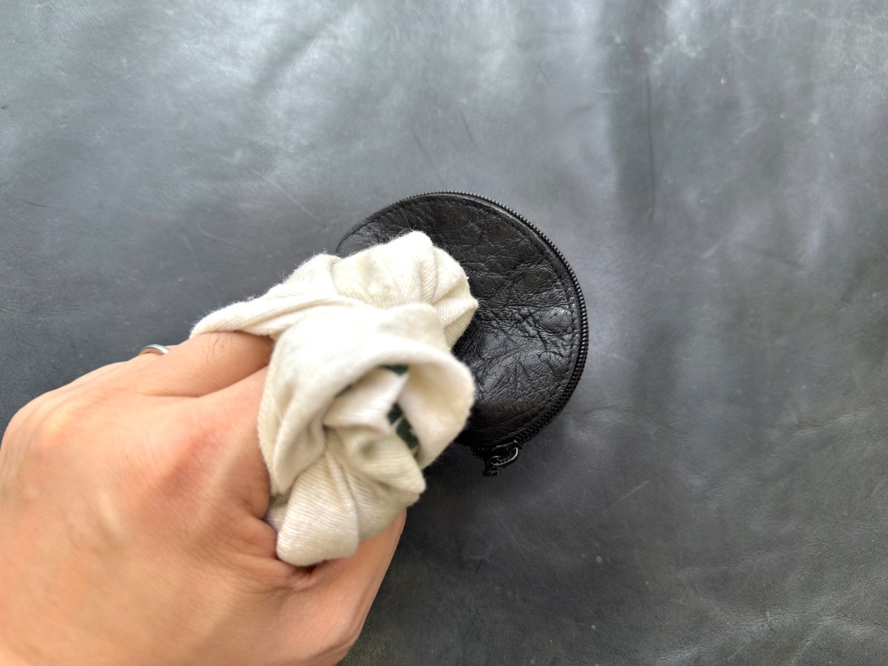 クロスで拭き上げているオーストリッチレザー