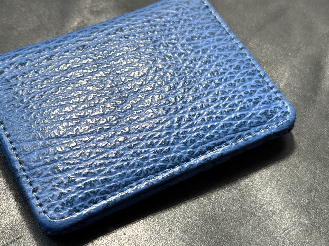 凹凸のあるシャークレザー