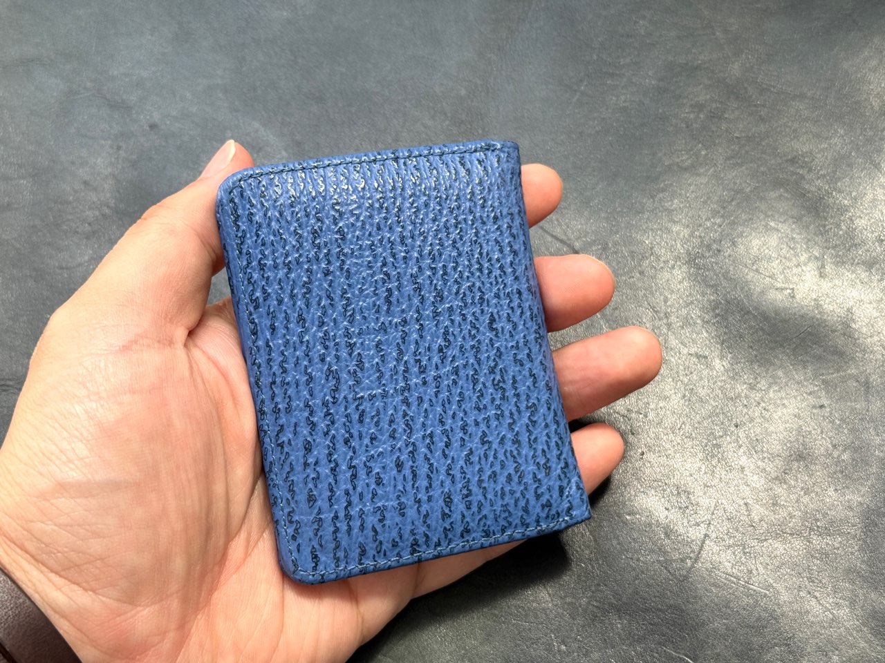 お手入れ後のシャークレザーのコインケース