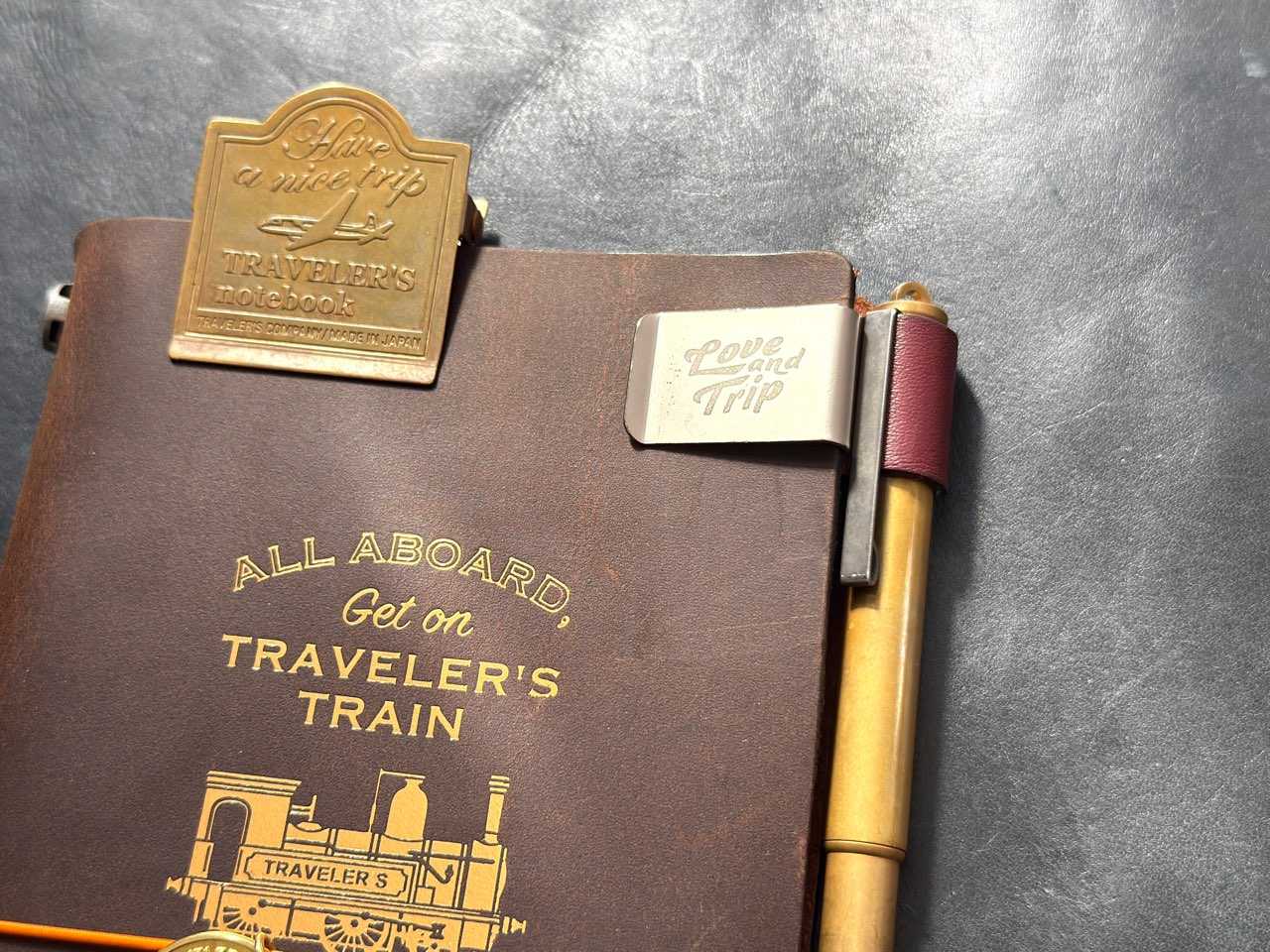 ブラスクリップとペンホルダーを取り付けたトラベラーズノート