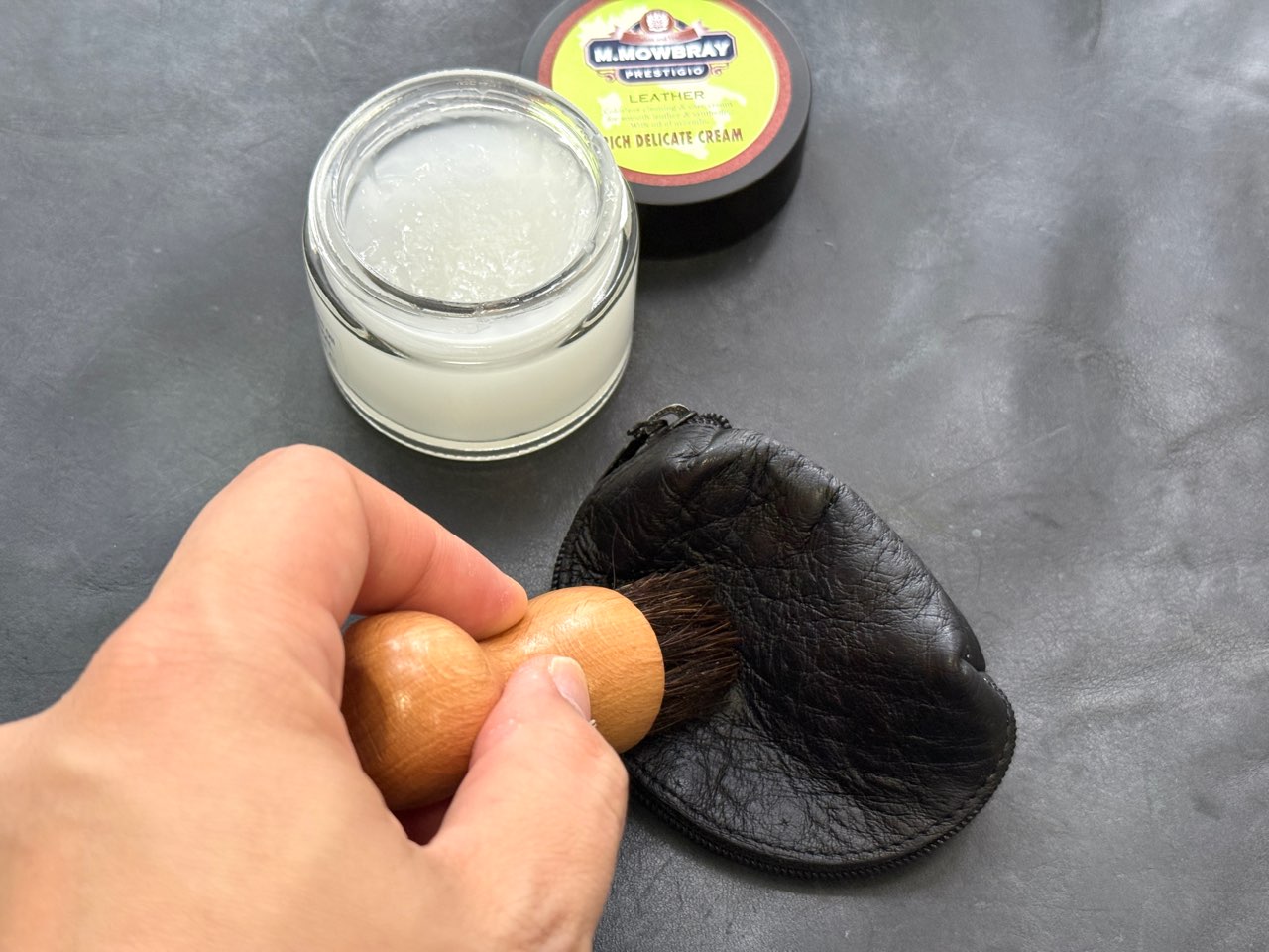 保革クリームを塗っている最中のオーストリッチレザー