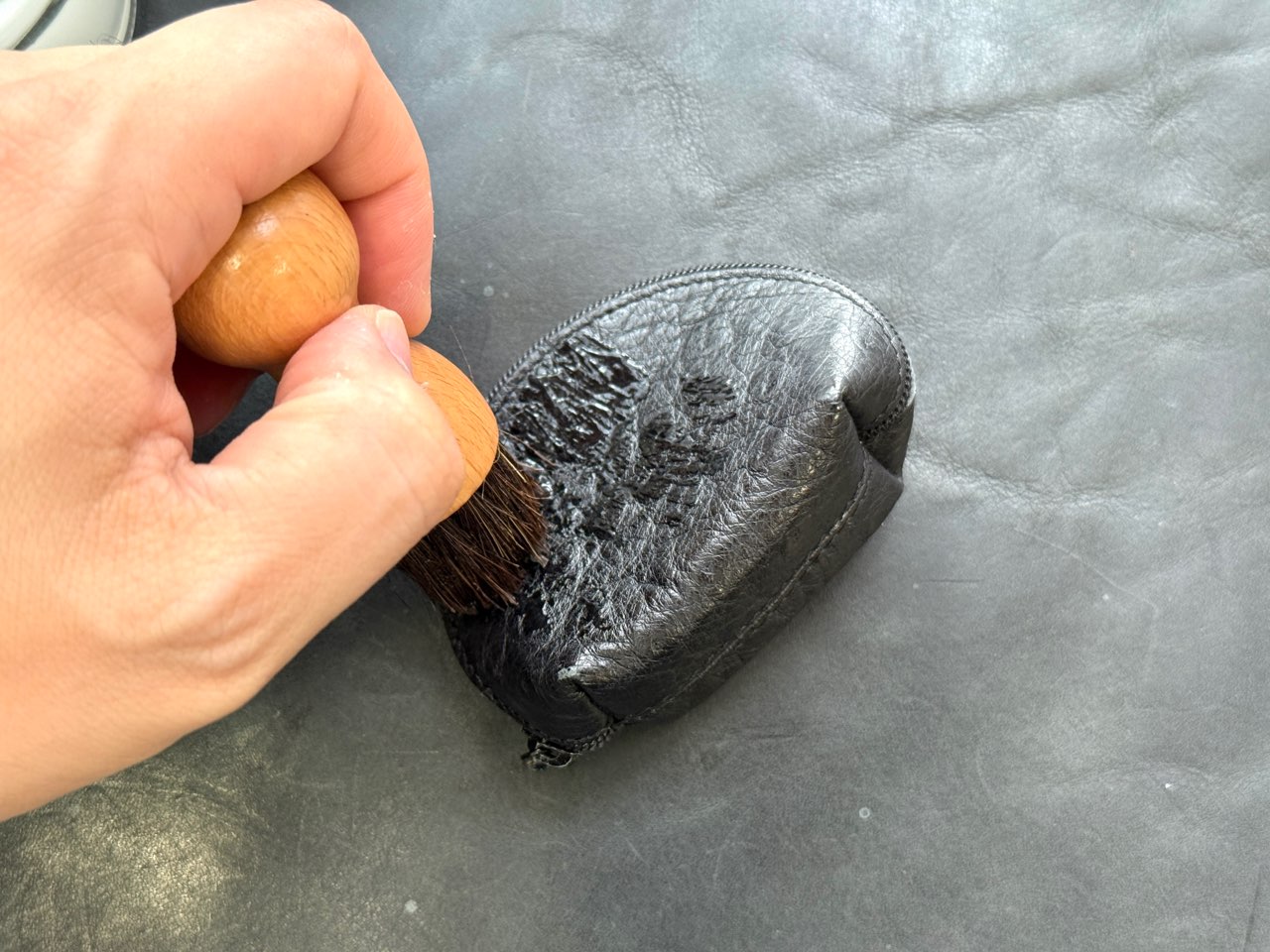 保革クリームを塗っているダチョウ革