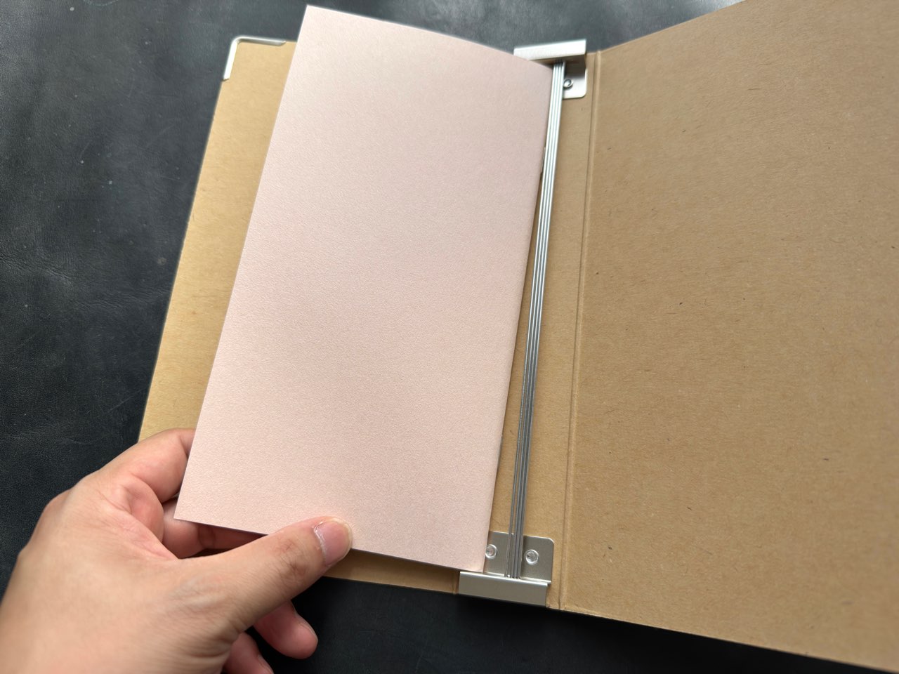 リフィル用バインダーに挟んだトラベラーズノートリフィル