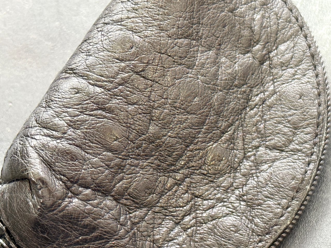 クイルマークが特徴的なオーストリッチレザー