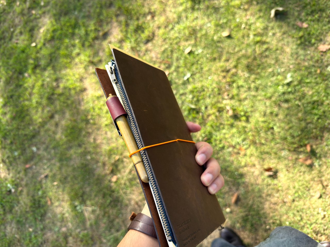 横から見たセットアップ済みのトラベラーズノートレギュラーサイズ