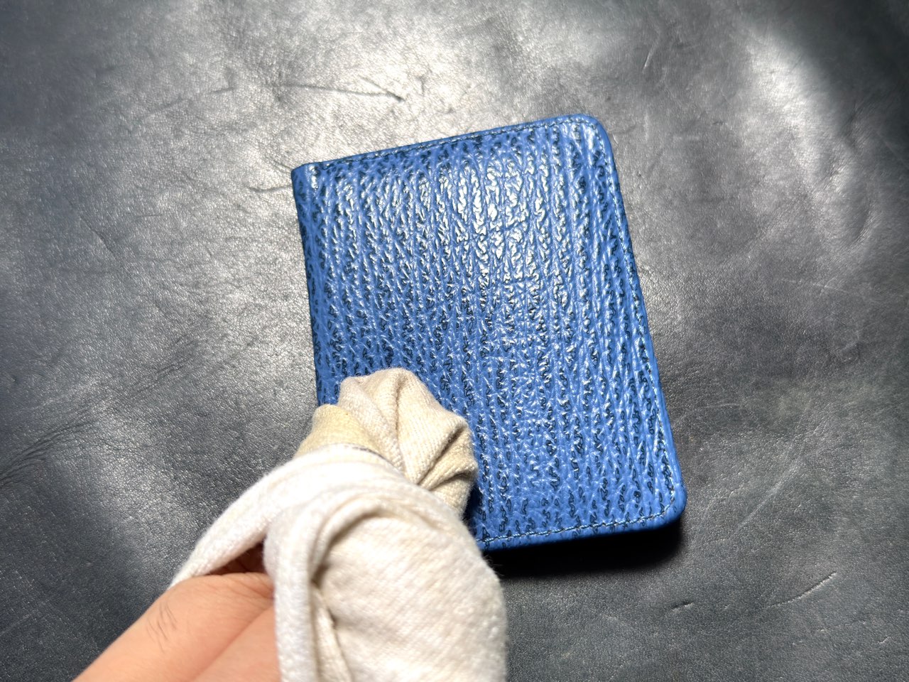 クロスで乾拭き中のシャークレザー