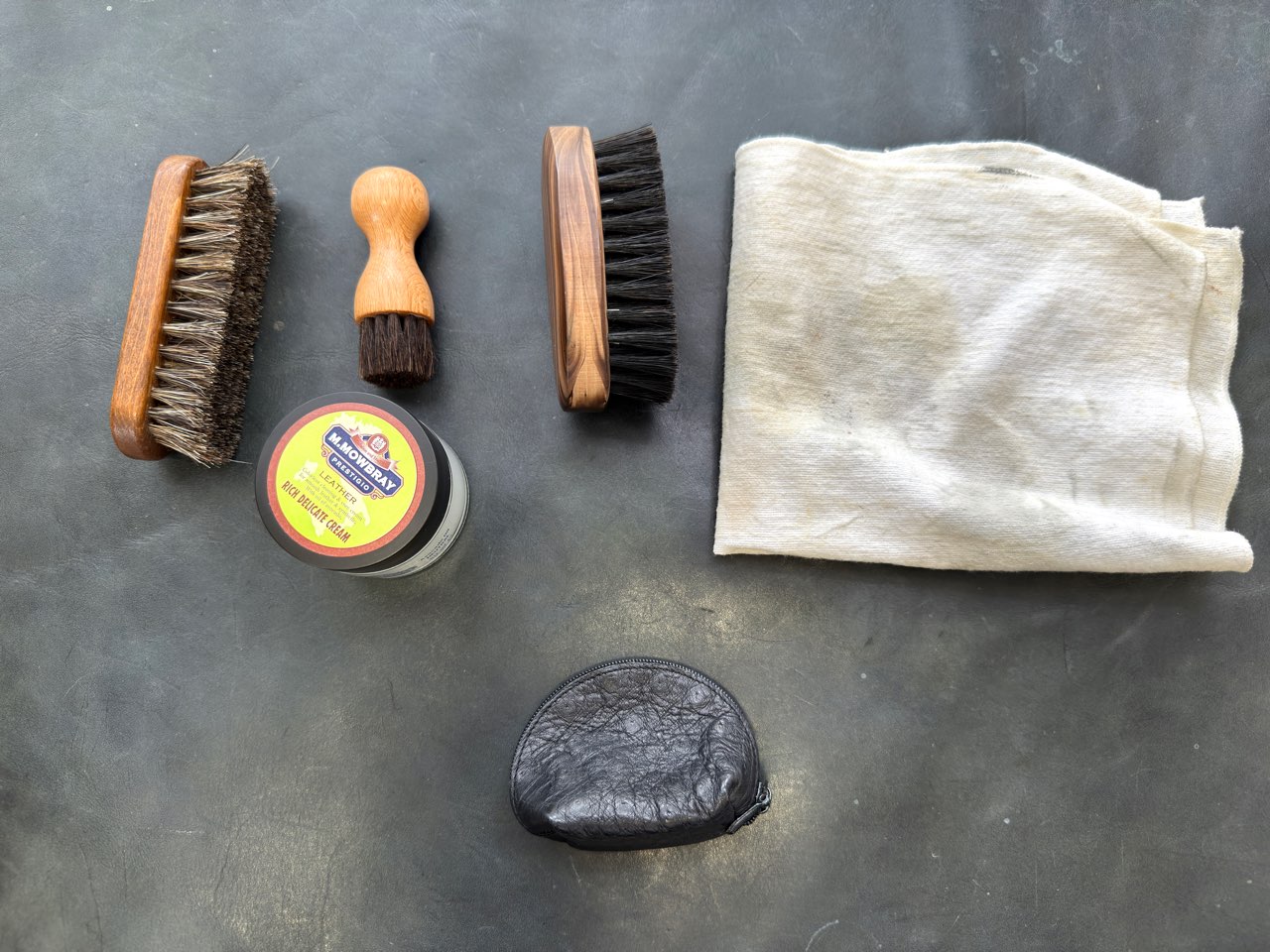オーストリッチレザーのお手入れに必要な道具たち