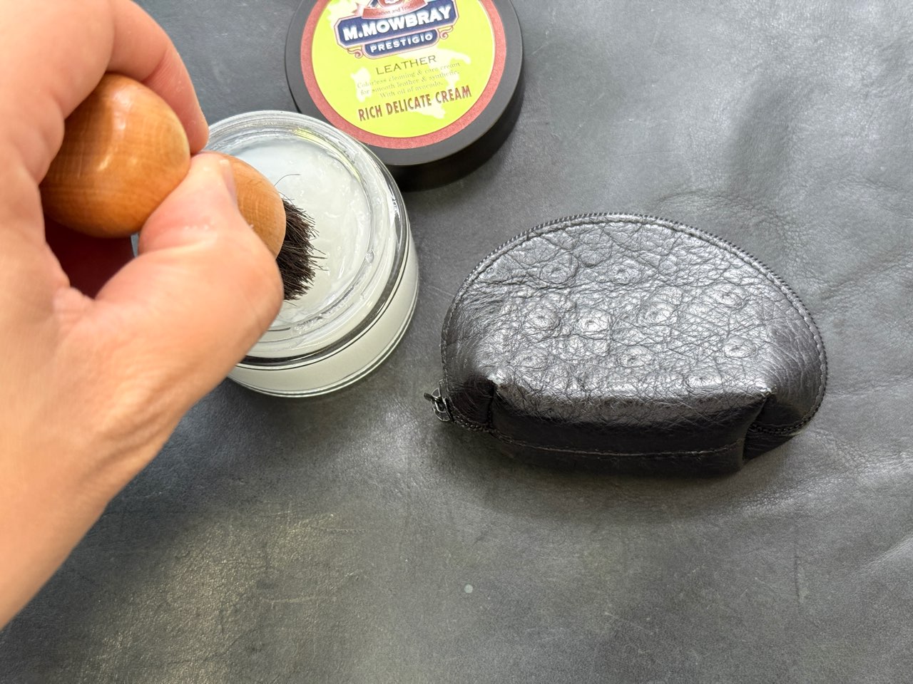 リッチデリケートクリームとオーストリッチレザーコインケース