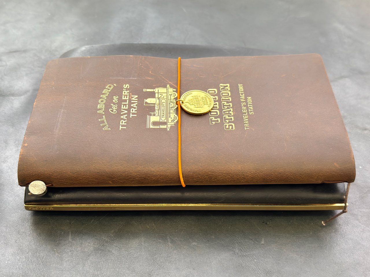 A5レザーバインダーの上に置いたトラベラーズノート