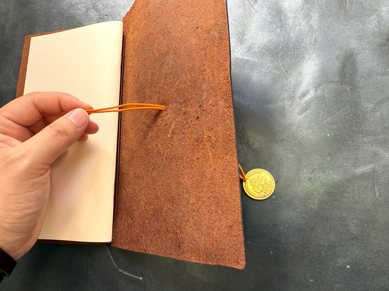 ブラスタグを取り付け中のトラベラーズノート