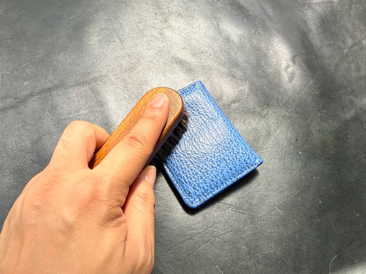 ブラッシング中のシャークレザー