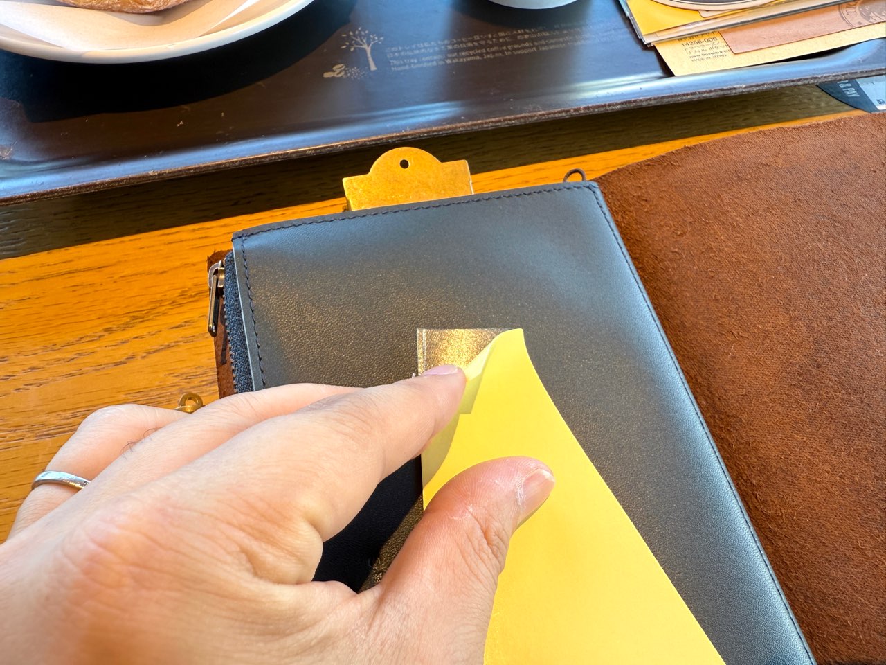 剝離紙をはがしているポケットシール