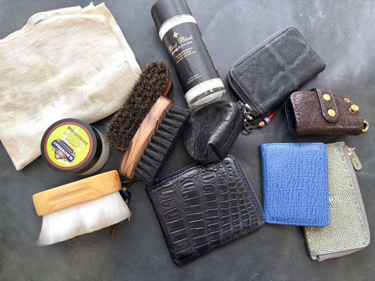 エキゾチックレザーのアイテムたちとケア用品