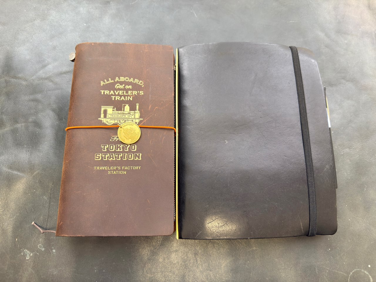 A5スリムサイズのトラベラーズノートとA5サイズのレザーバインダー