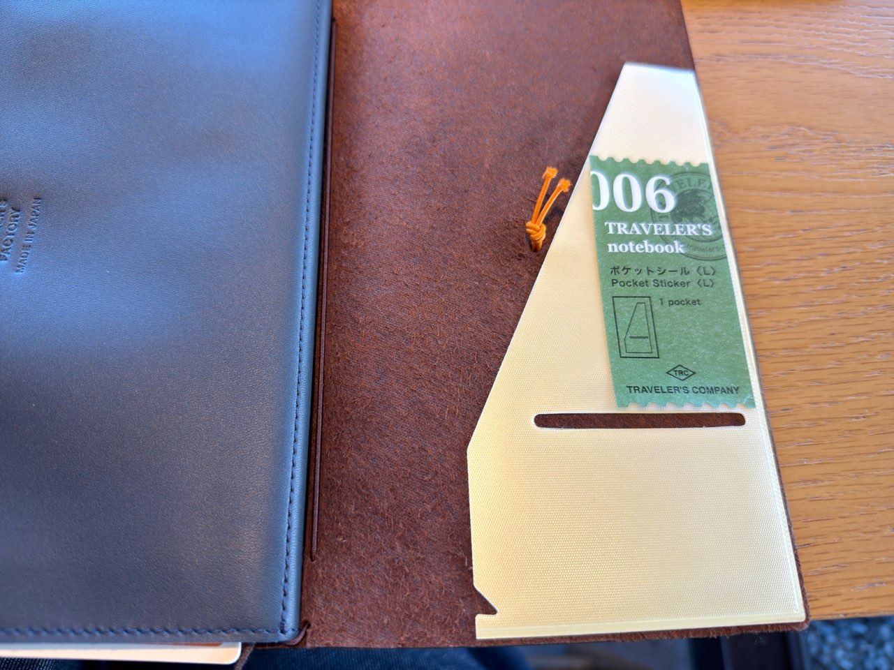 貼り付け位置を決めているポケットシール