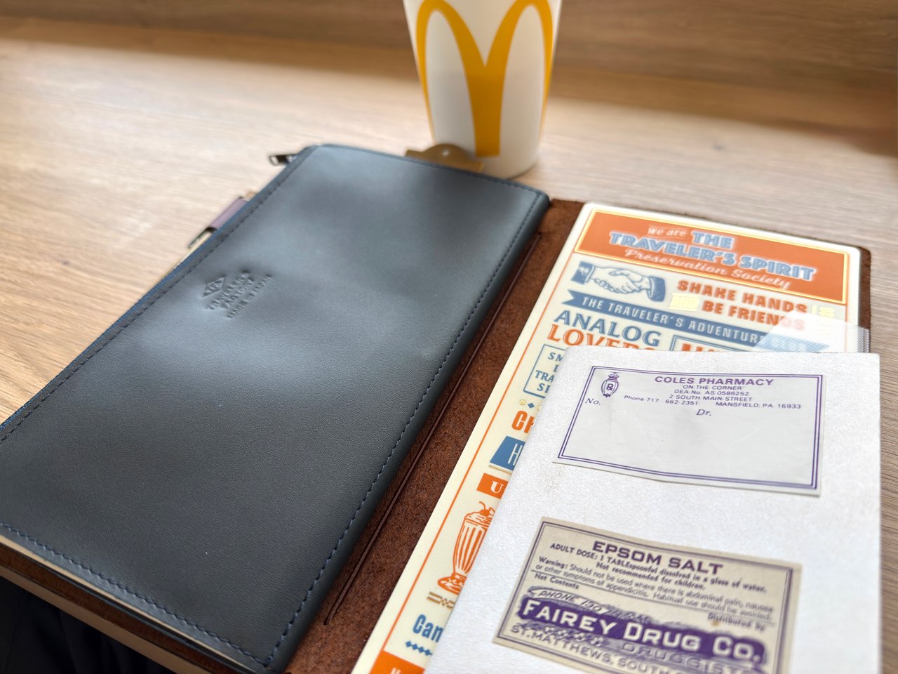 レザージッパーケースをセットしたトラベラーズノート