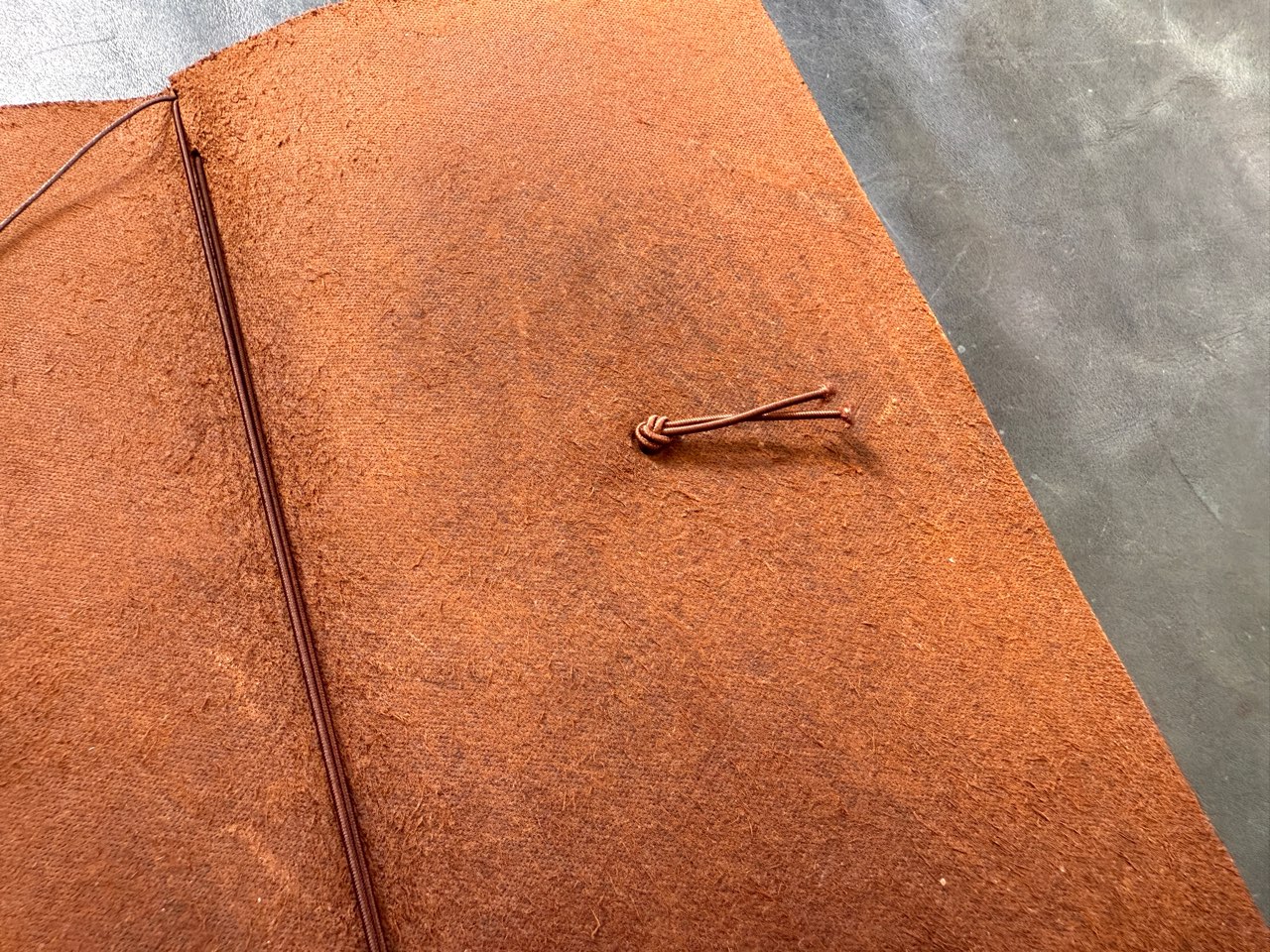 トラベラーズノートの背面のゴムひも