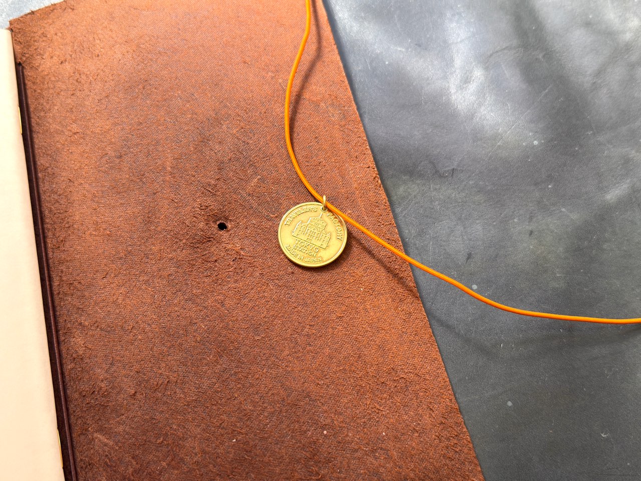 ゴムひもに通したブラスタグ