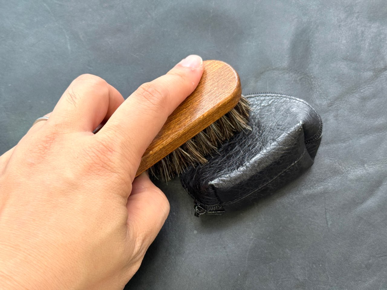 ホコリ落とし中のオーストリッチレザー