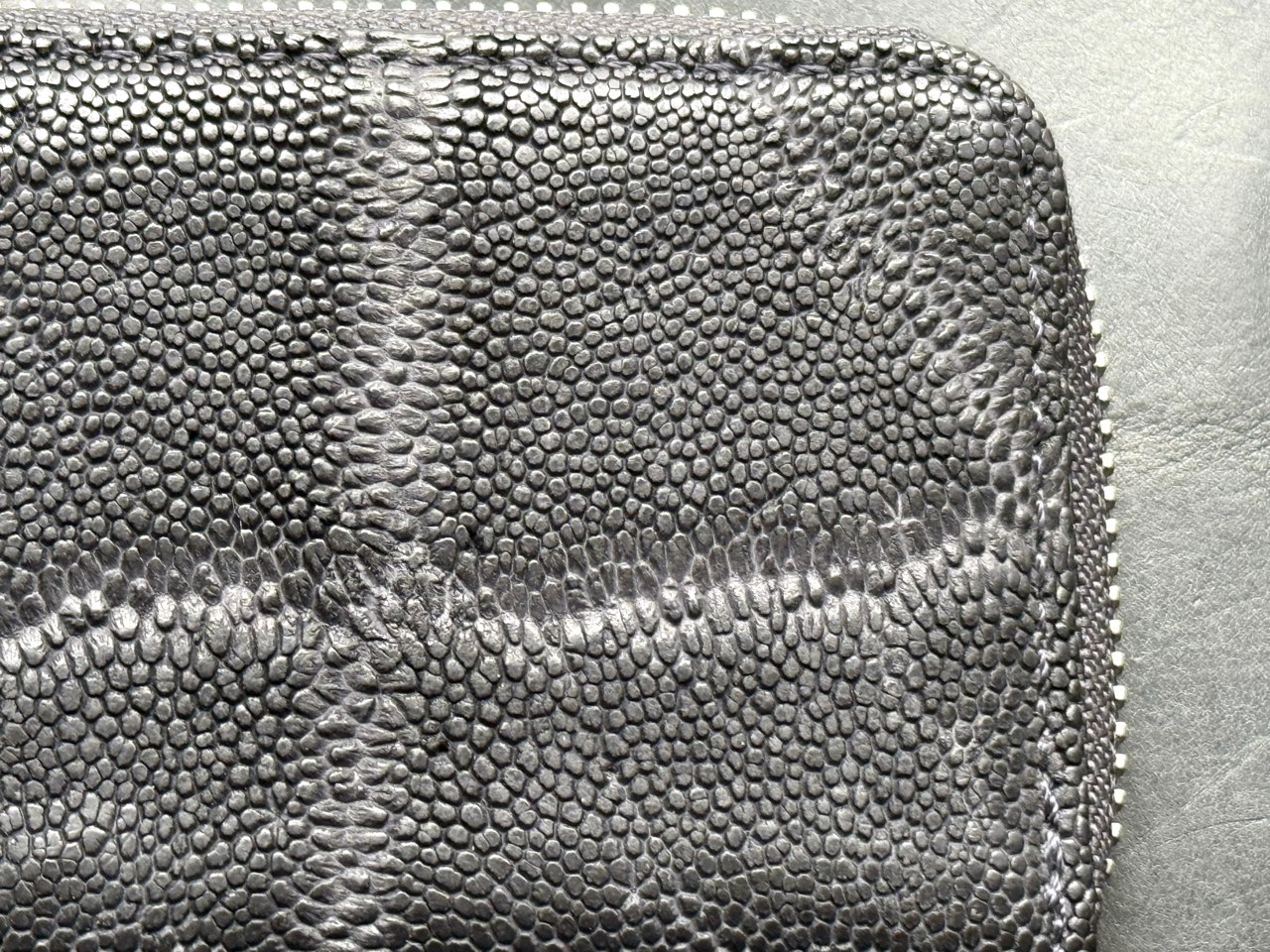 エイジングして表面が均された感のある象革