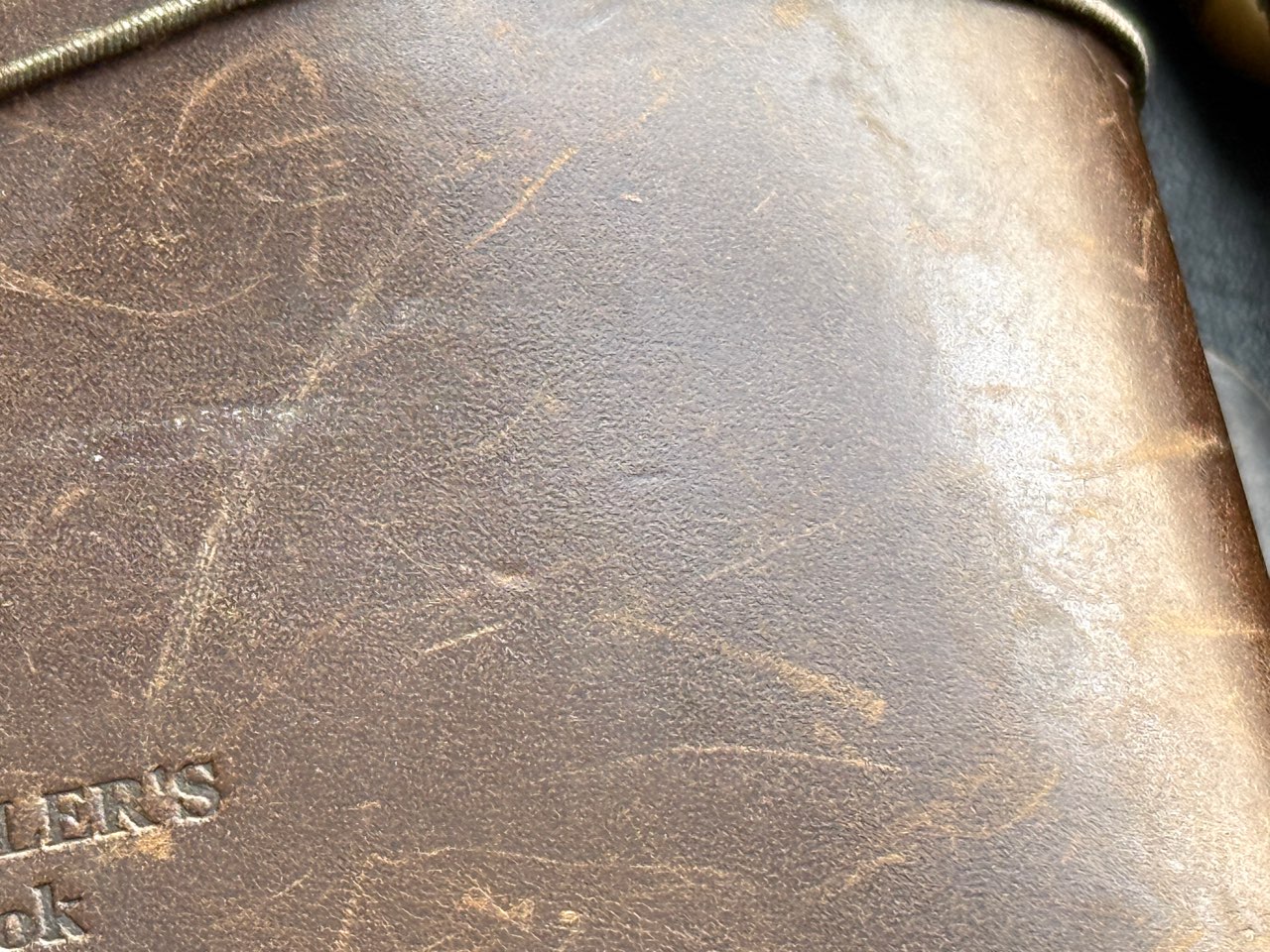 傷が付いたトラベラーズノートの革