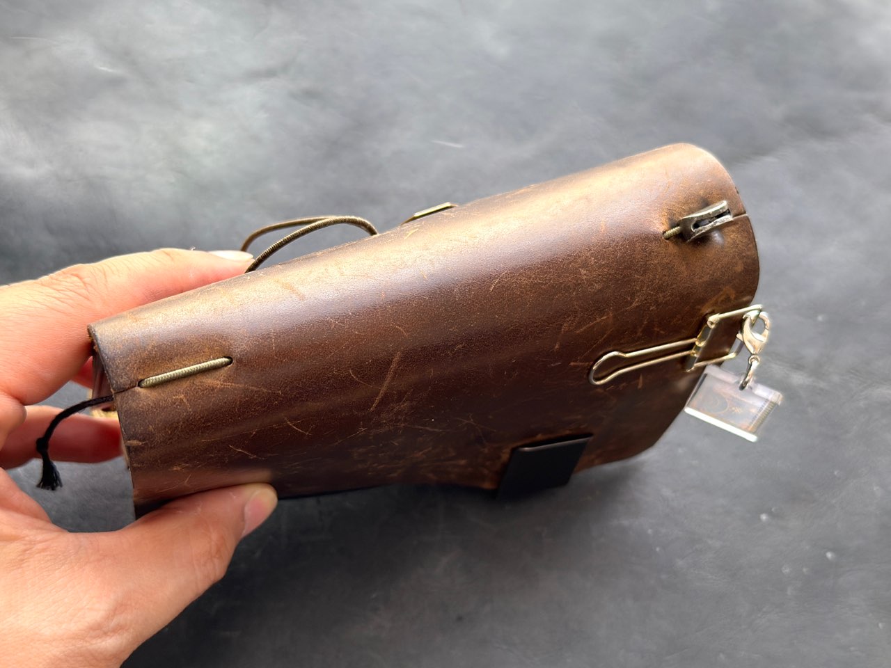 光沢が出ているトラベラーズノートの革カバー