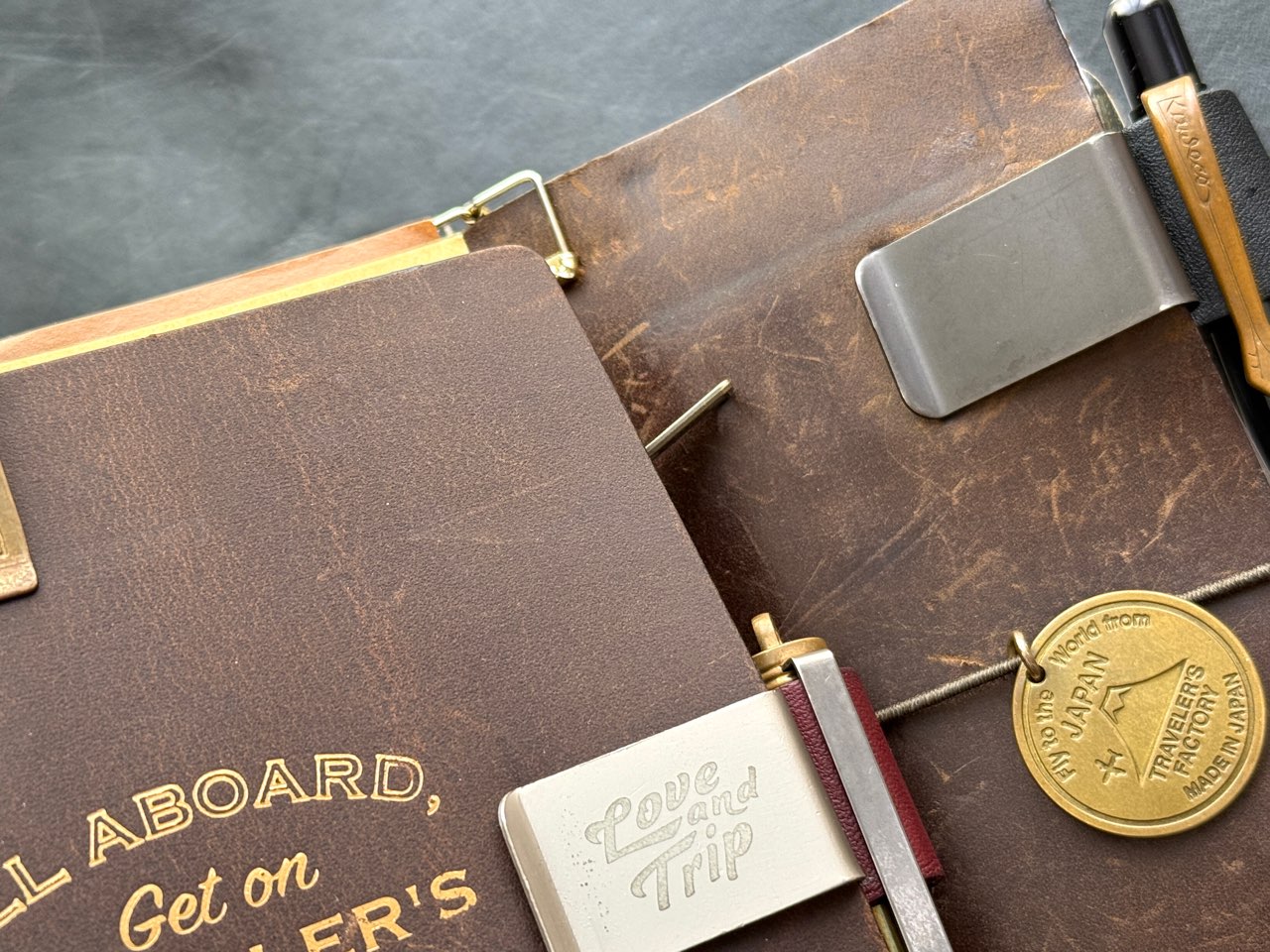 新品と使用半年のトラベラーズノートの革比較