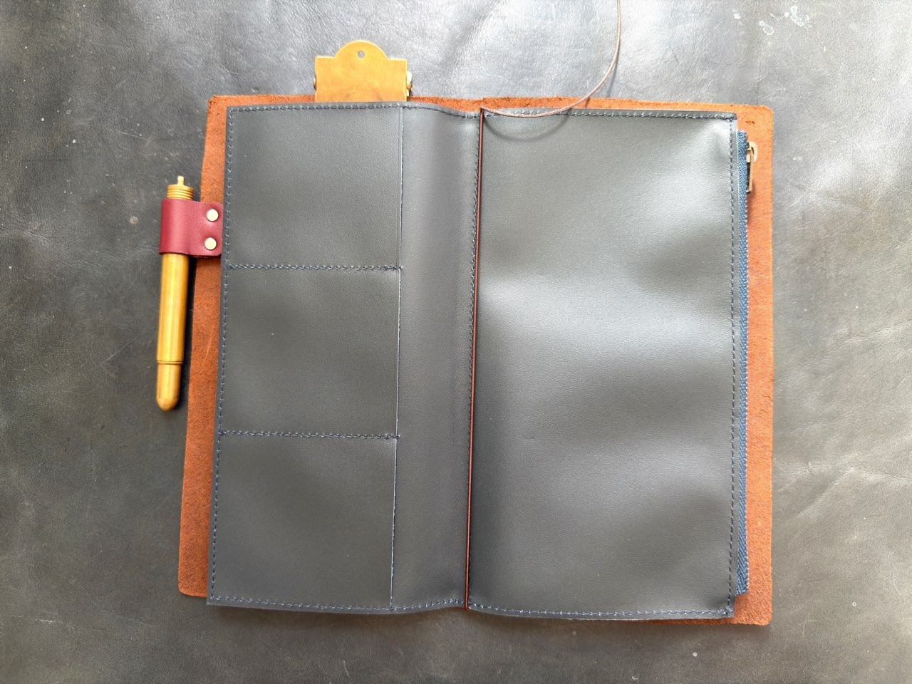 トラベラーズノートにセットしたレザージッパーケース
