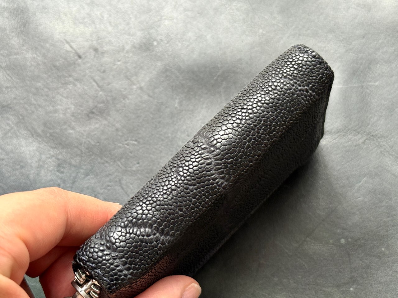 ツヤが出ている象革