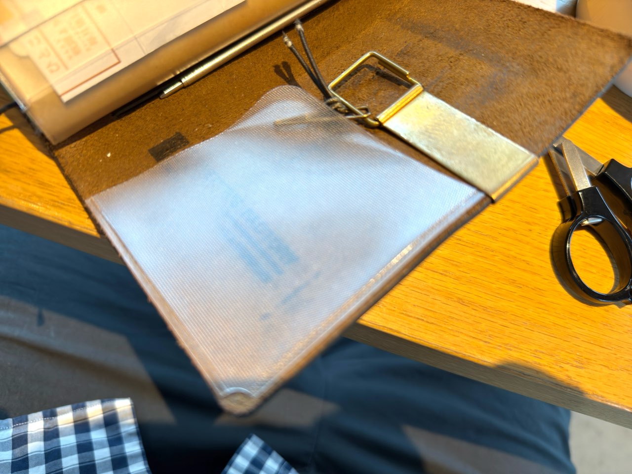 ポケットシールをパスポートサイズに貼り付けるためにハサミでカットしている様子