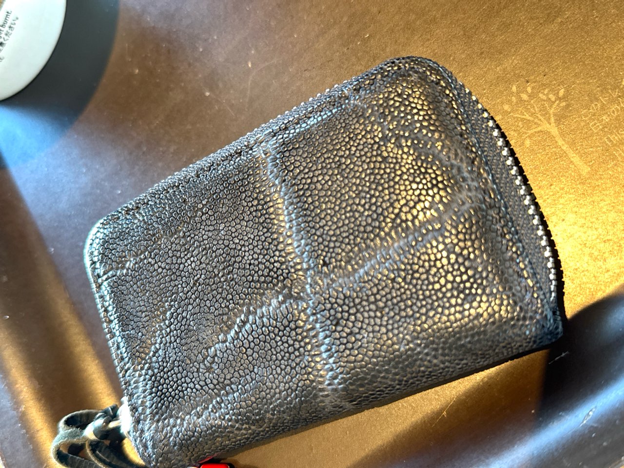 エイジングした象革のカードケース