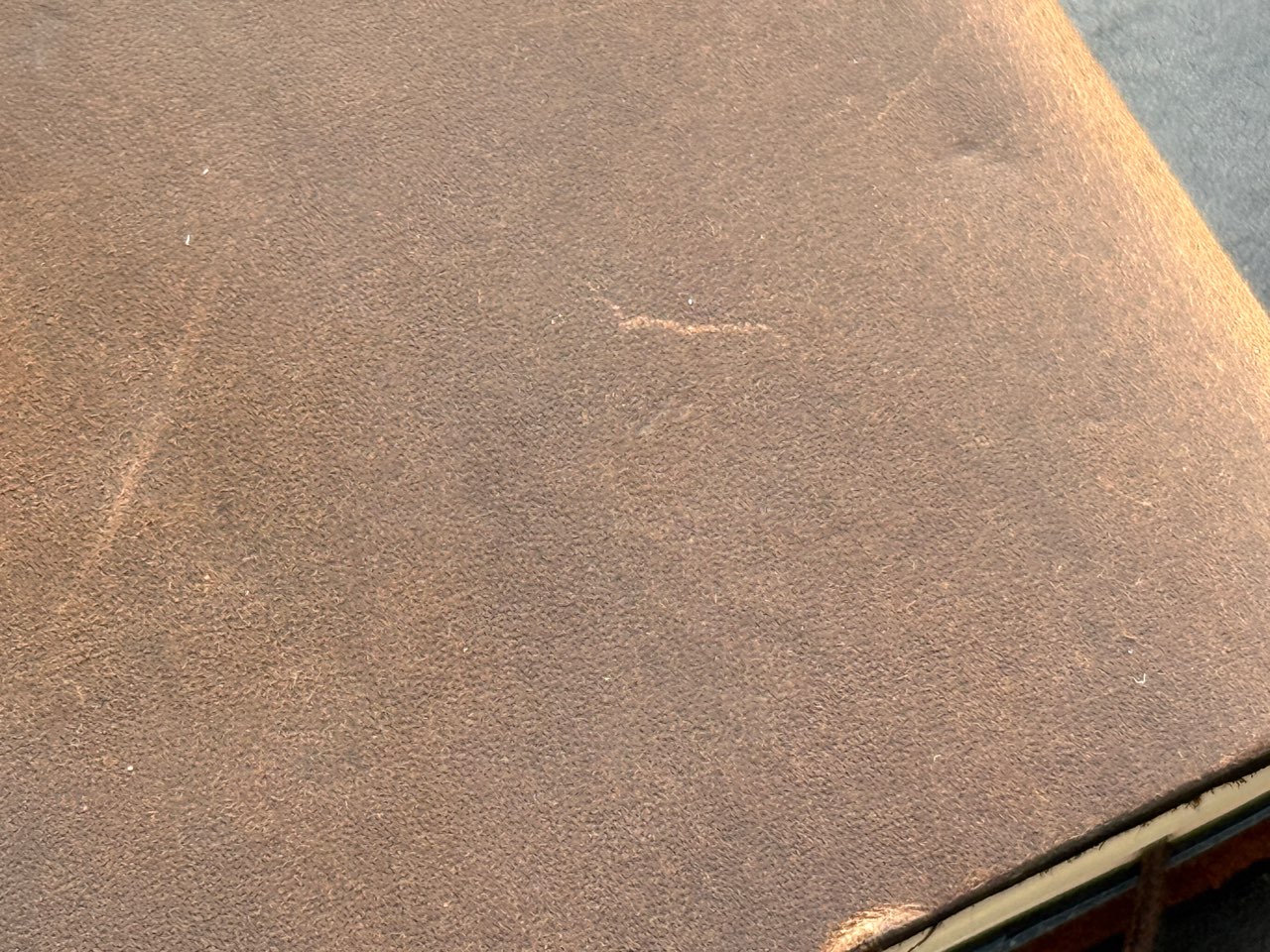 新品の傷が少ないマットな革